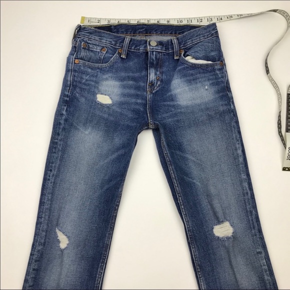 27 Levi’s Butt Rip - Picture 2 of 5